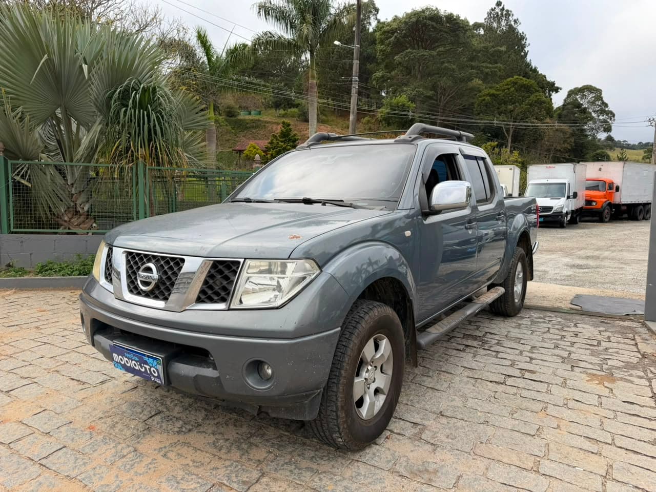 Nissan Frontier LE CD 4x4 2.5 TB Diesel Aut. thumbnail 2